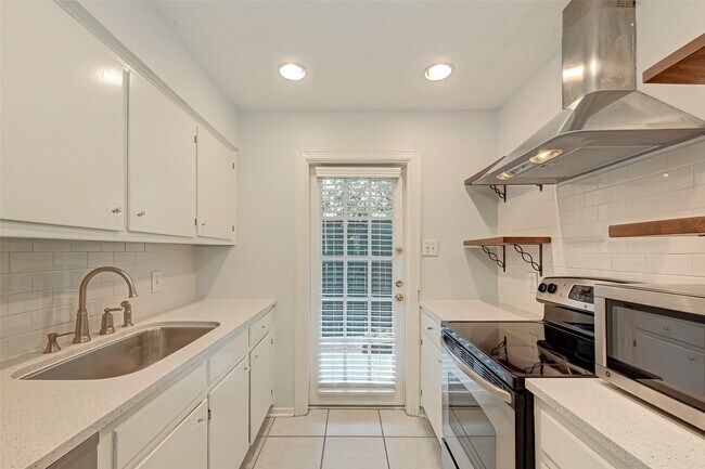 Building Photo - 8287 Kingsbrook Rd