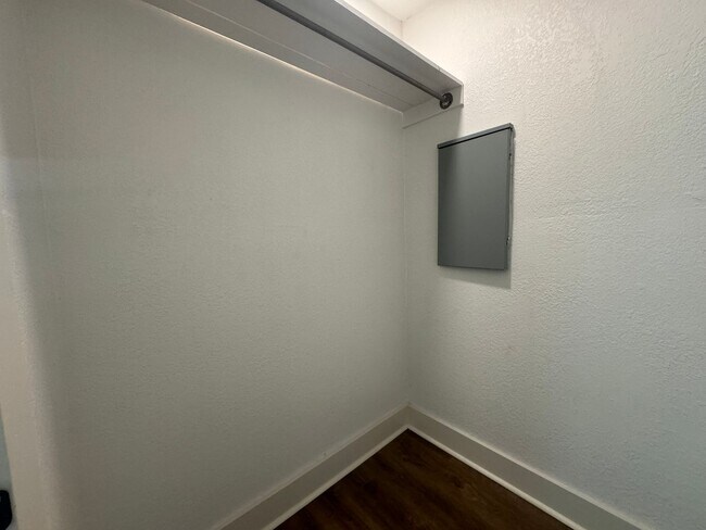 Building Photo - Gorgeous fully updated 1 Bedroom Duplex