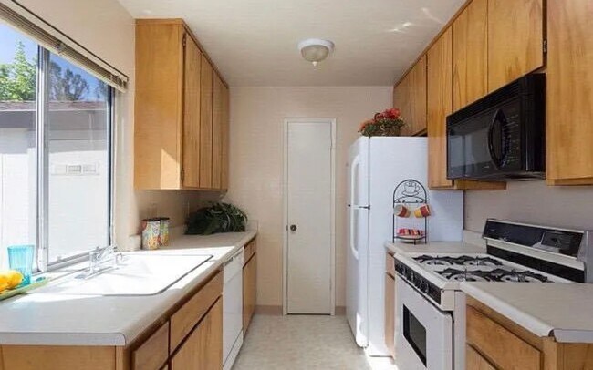 Building Photo - 5059 Charmian Dr