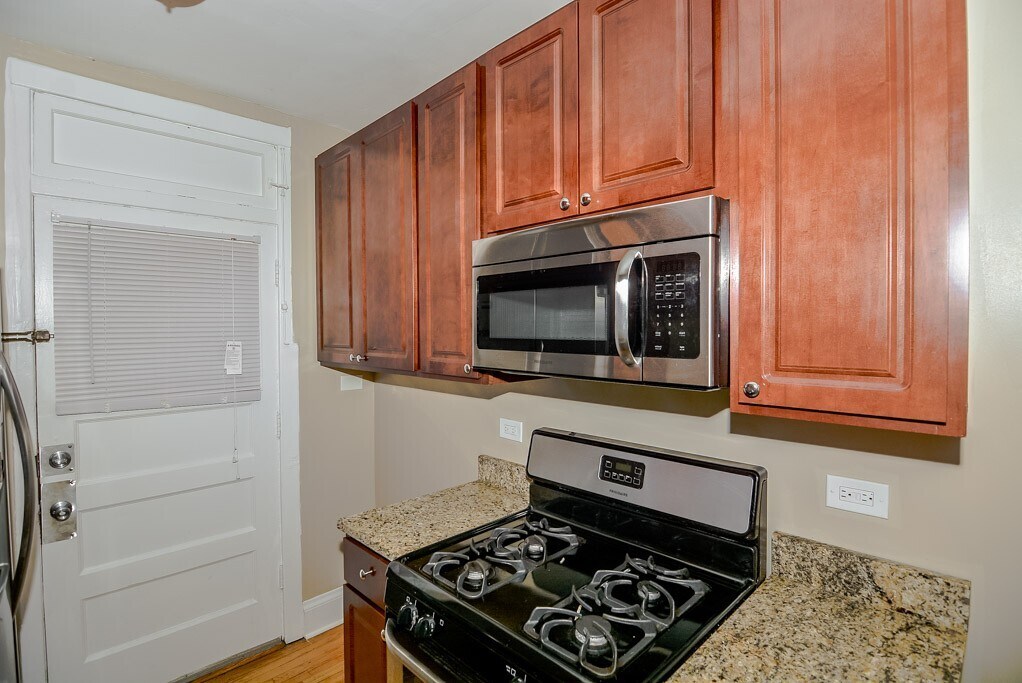 Building Photo - 2208 W Ainslie