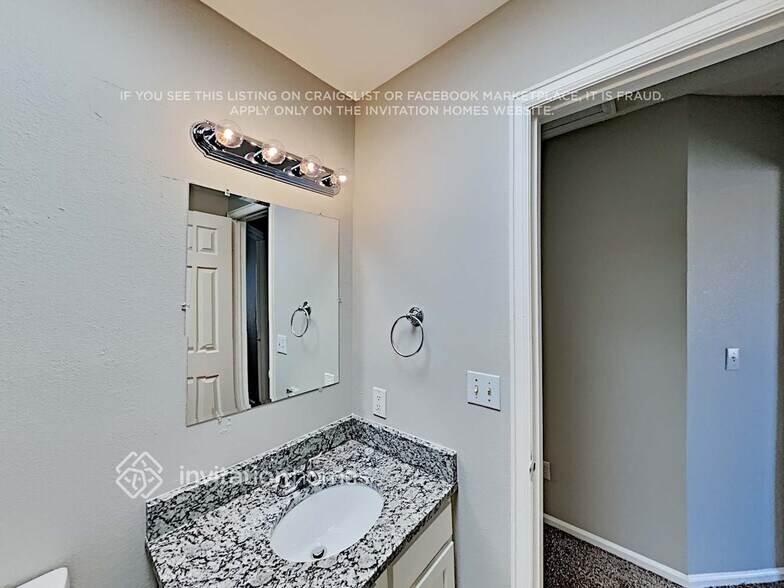 Building Photo - 8885 Cloverleaf Cir