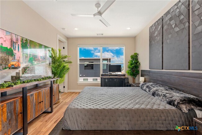 Building Photo - 1208 N Academy Ave