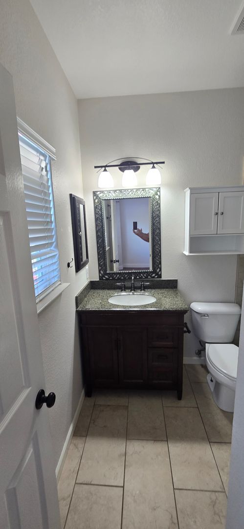 Building Photo - Charming single story home