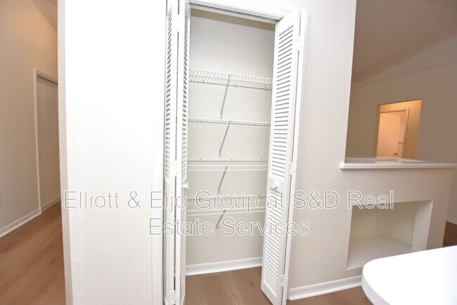 Building Photo - 2220 Maple Hill Ct