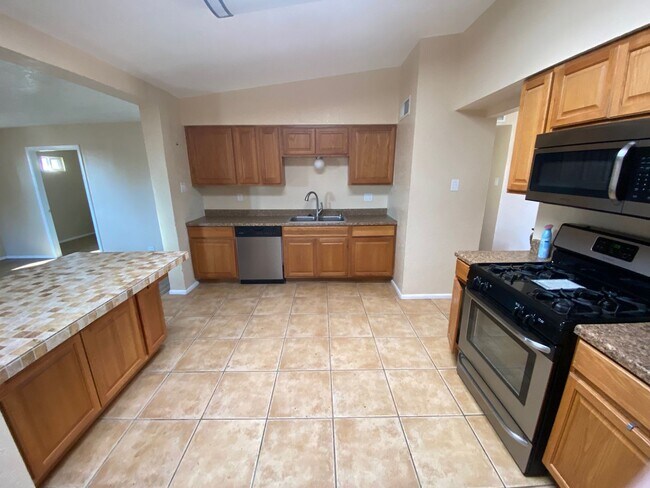 Building Photo - Beautiful 3 bedroom