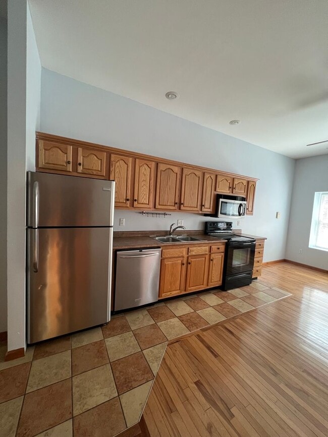 Building Photo - 2 bedrooms, 2 baths Downtown!