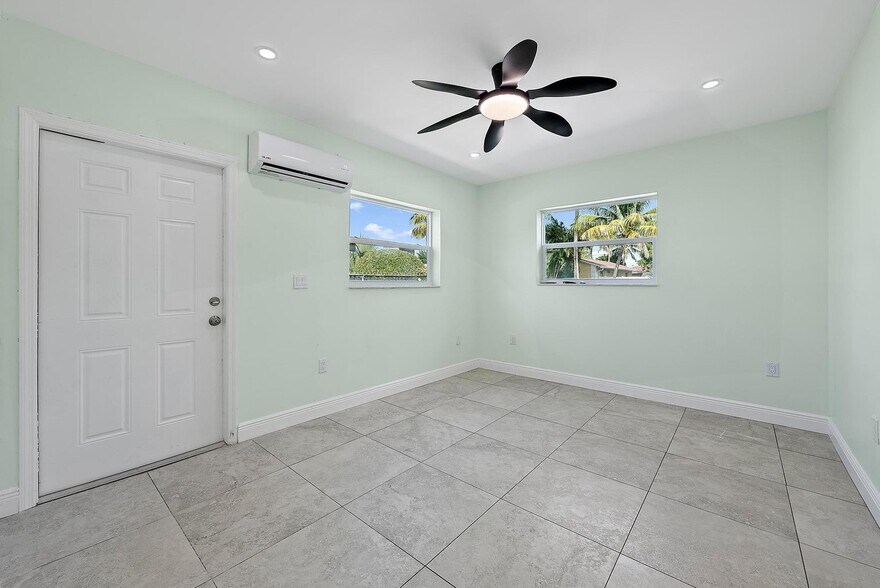 Building Photo - 135 E 28th St