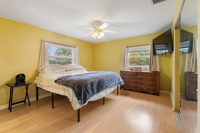 Building Photo - 306 18th Ave N