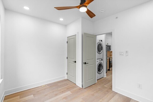 Building Photo - 6049 Elmwood Ave