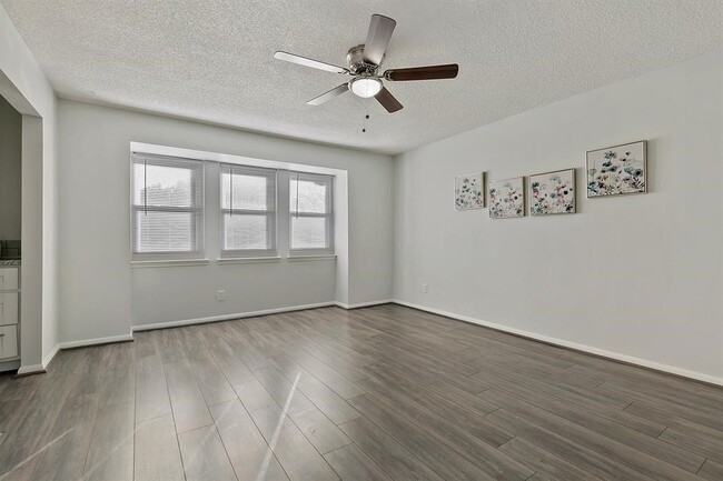 Building Photo - 2324 Shadowdale Dr