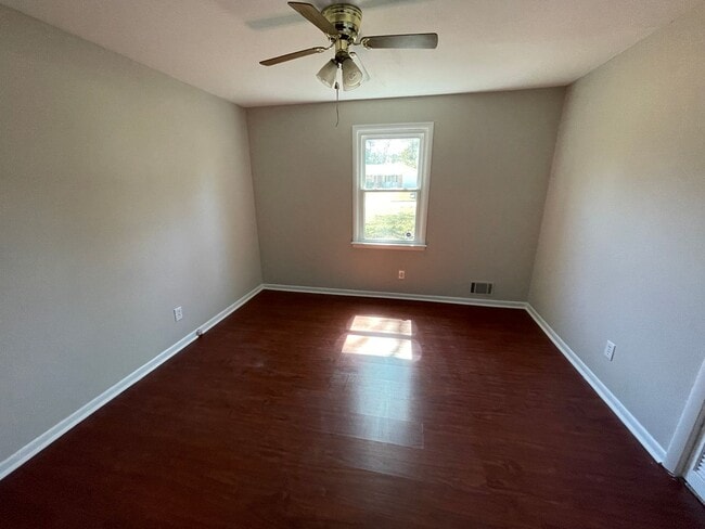 Building Photo - 3 bed/2 bath home in Martinez w/huge backyard and covered patio