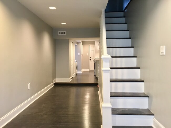Building Photo - Newly Renovated End-of-Group Townhome in F...