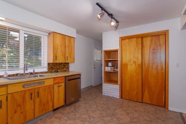 Building Photo - ***MOVE IN SPECIAL 1/2 OFF FIRST FULL MONTH'S RENT***  3 Bed 1.5 Bath Home in Shadle neighborhood...