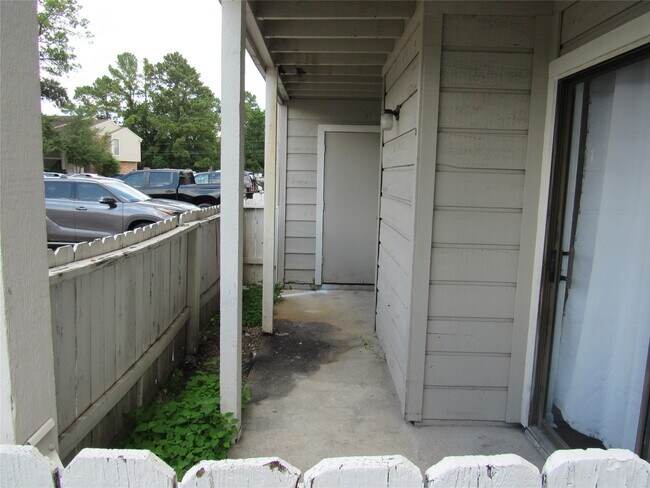 Building Photo - 17331 Red Oak Dr