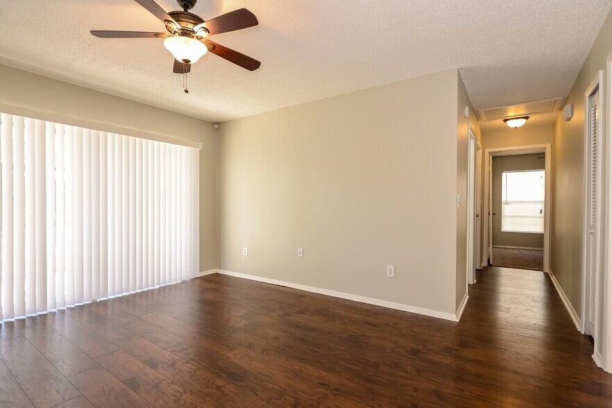 Building Photo - 1428 High Knoll Dr