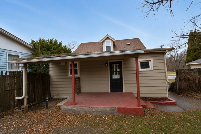 Building Photo - 2 Bedroom Home With Fenced Yard in Davenport!