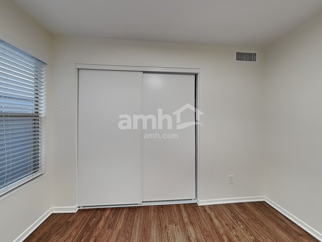 Building Photo - 2202 E Arabian Dr