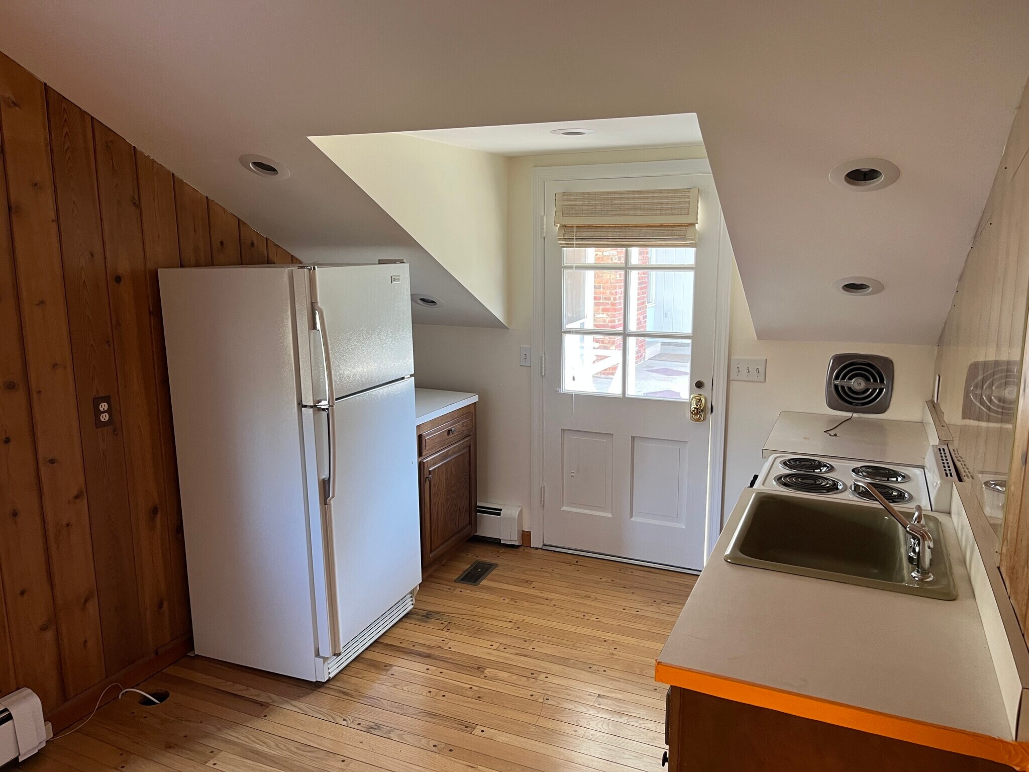 Building Photo - 16 S Beach Rd