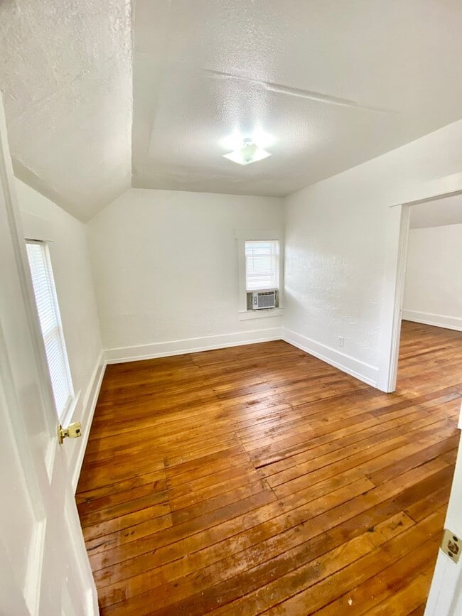 Building Photo - Four bed/1 Bath House Close to Down Town D...