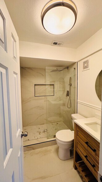 Building Photo - 600 Waverly Ln