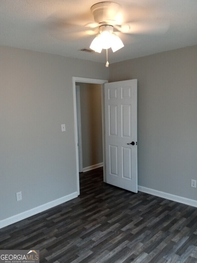 Building Photo - 2928 Dahlia Dr