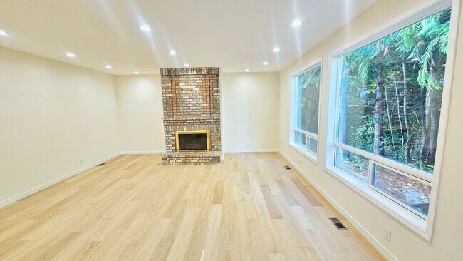 Building Photo - Beautiful 4 Bed 2.5 Bath  3190 sq ft Home in Lakemont, Bellevue