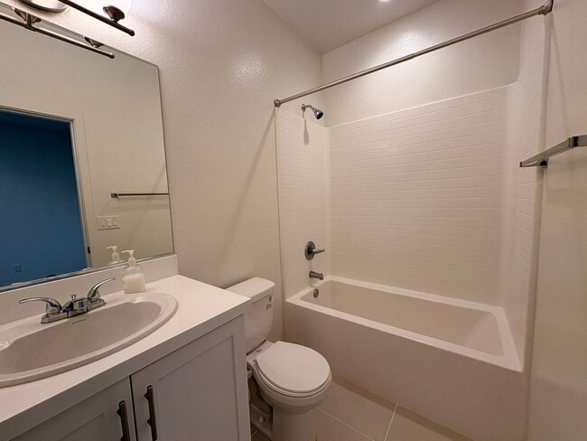 Building Photo - 2 Bed, 2.5 Bath in Anaheim!