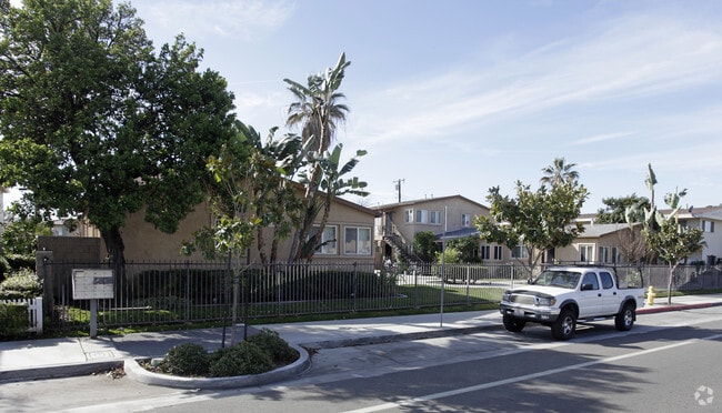 Building Photo - 436-442 W Valencia Dr