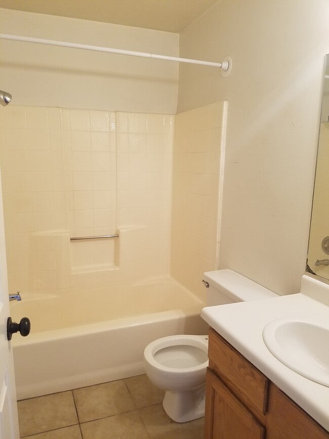 Building Photo - 3 Bed/2 Bath End Unit