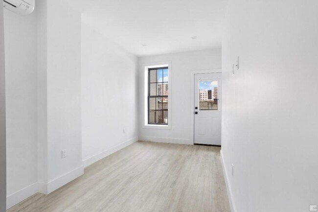 Building Photo - Massive 3 bed 2 bath in the heart of willi...