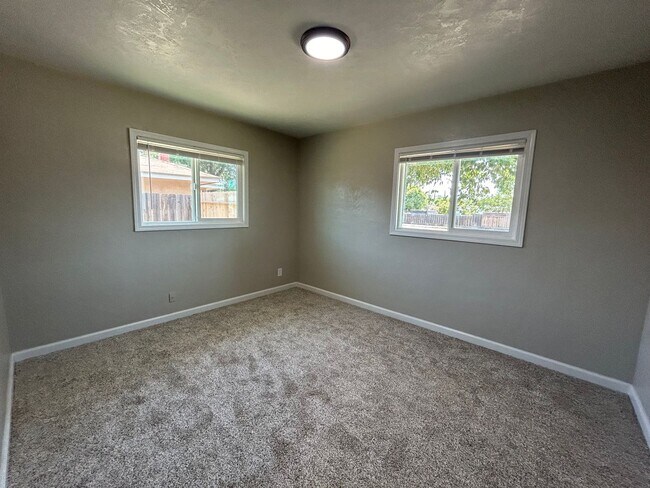 Building Photo - 1404 Grape Ave