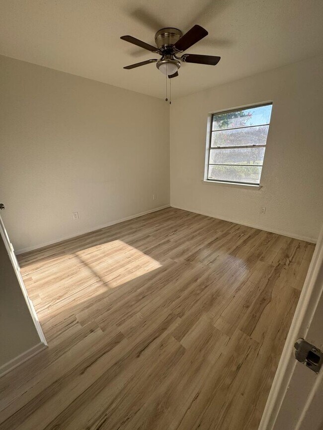 Building Photo - Modern living in Mesquite