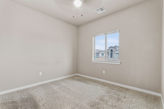 Building Photo - BEAUTIFUL FAR EAST HOME RIGHT OFF I-10, PET FRIENDLY WITH NO BREED RESTRICTIONS