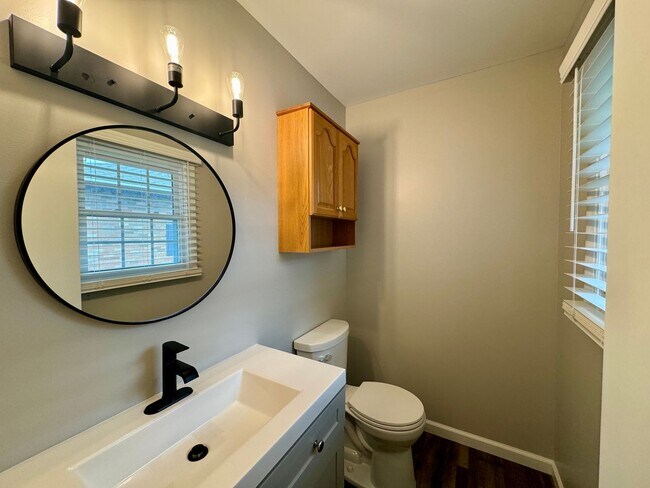 Building Photo - Well maintained 3-bedroom 1.5-bathroom ran...