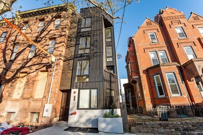 Building Photo - Fairmount/Brewery town gorgeous luxury apartment home, oversized rooms