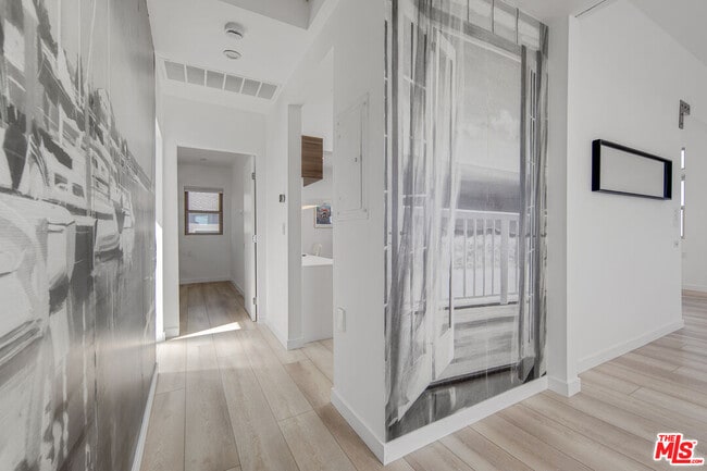 Building Photo - 728 W 37th St