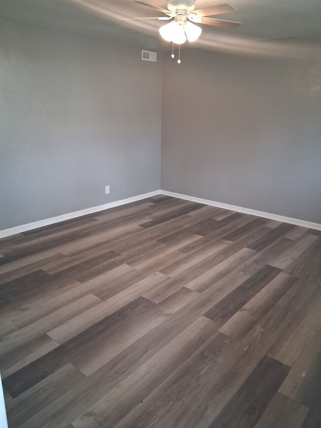 Building Photo - Great 4 bed 1.5 bath close to everything &...