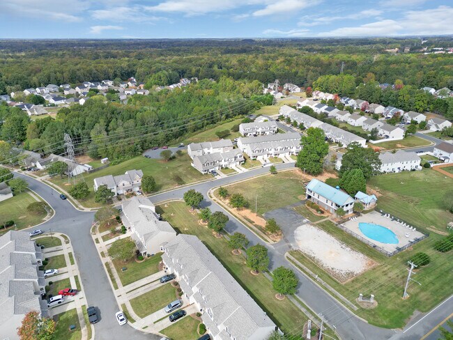 Building Photo - 558 Calen Ln