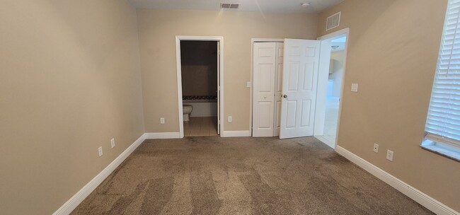 Building Photo - 3 Bedroom 2 Bath Lakefront Townhouse