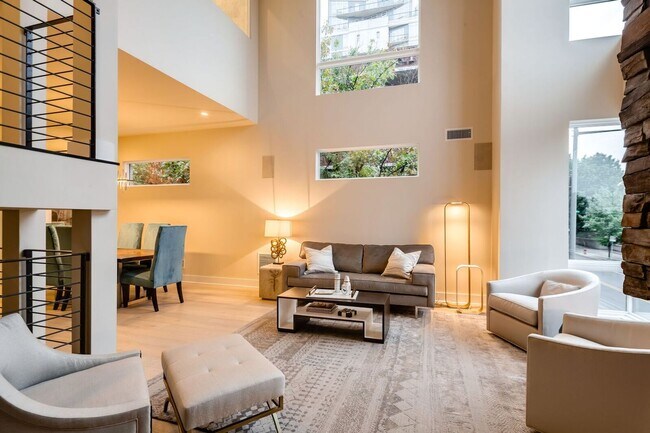 Building Photo - Old City Townhome with Parking
