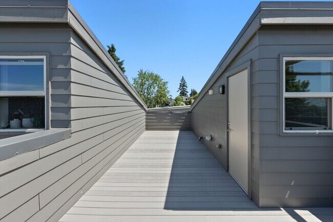 Building Photo - Air Conditioned West Seattle Live/Work Tow...