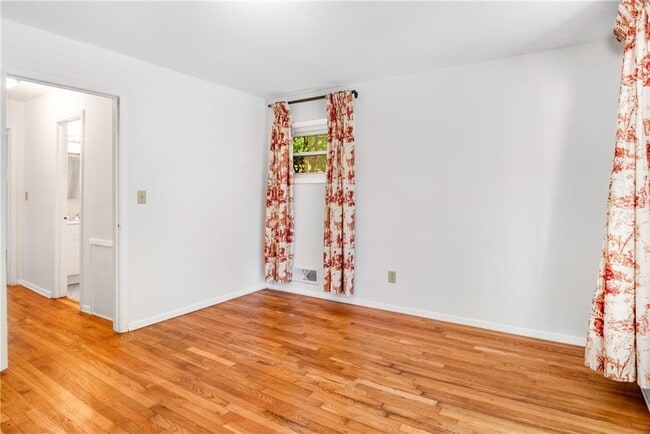 Building Photo - 2563 Beverly Hills Dr