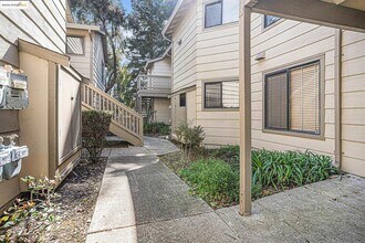 Building Photo - 2 Bedroom Hercules Condo