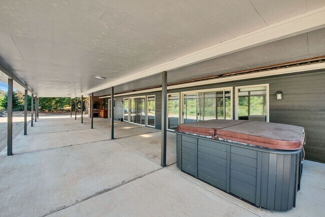 Building Photo - 39601 Santiam Bluffs Rd NE