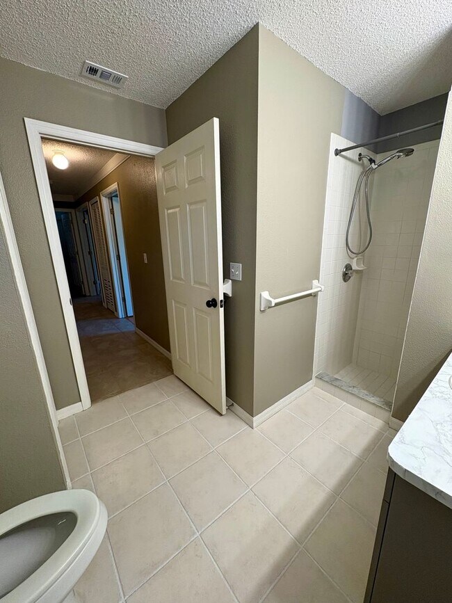 Building Photo - Beautiful 3Bed/2Bath with 2-Car Garage on a Cul-de-Sac