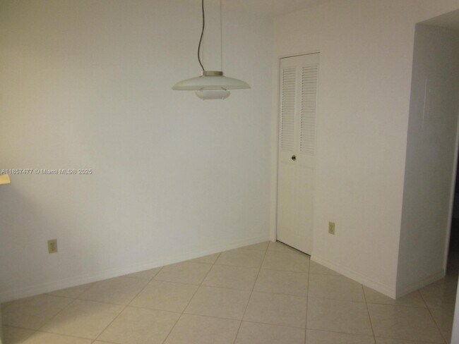 Building Photo - 10748 N Kendall Dr