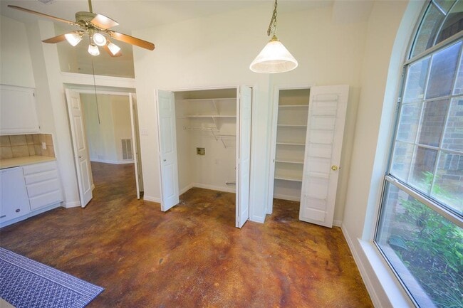 Building Photo - 6000 La Naranja Ln