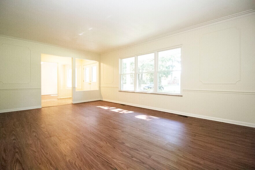 Building Photo - 2545 Amara Dr