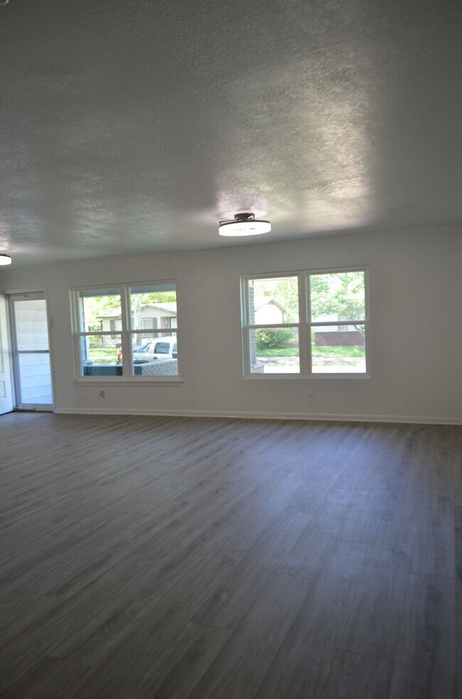 Building Photo - Reduced price!