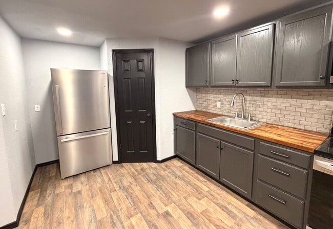 Building Photo - Move in Special, $500 off first full month of rent!